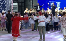 Дождь не помеха для дружбы: российско-китайский фестиваль собрал тысячи зрителей под открытым небом