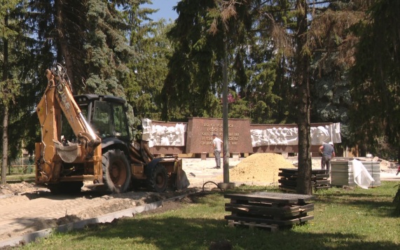 В Прохоровке обновляют мемориал у Вечного огня