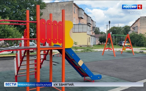 Благоустройство детской площадки в Адиюхе выходит на финишную прямую