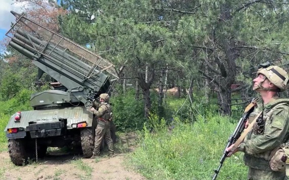 Бойцы группировки "Восток" закрепляются на новых позициях в районе Лесного, Ровного и Копаней