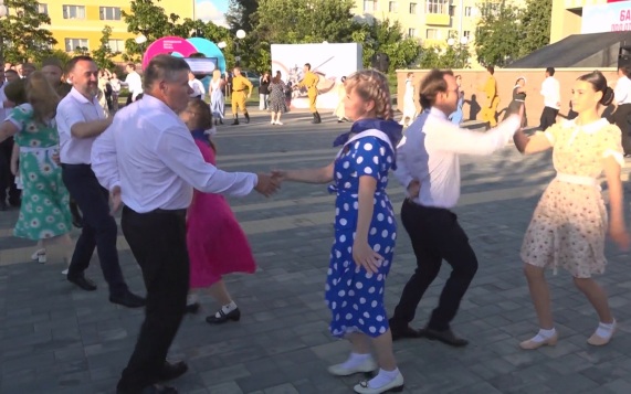 В Старом Осколе прошел "Бал Победы" под открытым небом