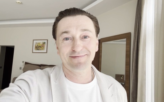 Актер Сергей Безруков поздравил Екатерину Гусеву с юбилеем