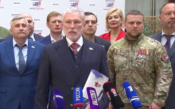 Алексей Журавлев лично принес в ЦИК списки кандидатов от партии "Родина"