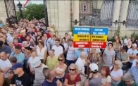 В Будапеште тысячи протестуют против попытки отставки президента