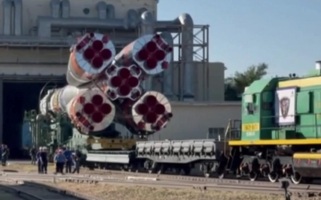 Ракета с пилотируемым кораблем "Союз МС-29" установлена на стартовой площадке Байконура