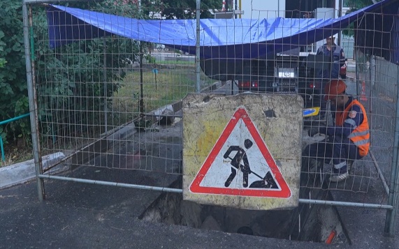 В Белгороде на улице Белгородского полка устраняют аварию на теплосетях