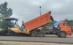 На обновляемой дороге в Козьмодемьяновке начали укладку асфальта