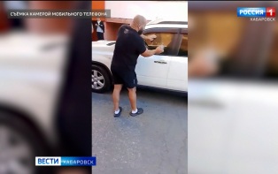 «Хабаровского богатыря» наградят за спасение младенца, которого оставили запертым в автомобиле