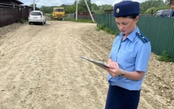 Участок дороги в Зее, где ребенок утонул по пояс в грязи, привели в порядок