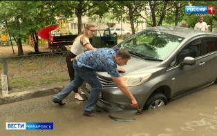 Жалобу в мэрию, Водоканал и прокуратуру отправили хабаровчане, пострадавшие от ям в Донском переулке