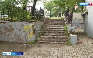 «Сейчас тут страшно ходить»: в мэрии пообещали отремонтировать разбитую лестницу на улице Серышева