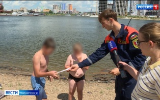 Около ста детей ежедневно уводят спасатели от воды в Хабаровске – рейды продолжатся до конца лета