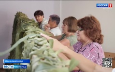 Ивнянские волонтеры из "Сетей ZOV" плетут маскировку для бойцов