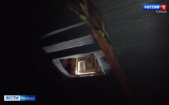 В доме 12 на Железнодорожной разрушается кровляВ доме 12 на Железнодорожной разрушается кровля
