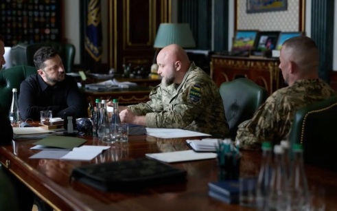 Главком ВСУ Сырский публично извинился перед экс-министром обороны Украины Фёдоровым, после отставки которого страну охватили протесты