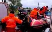 Река Исеть вышла из берегов и затопила сотни домов на Урале после рекордных ливней