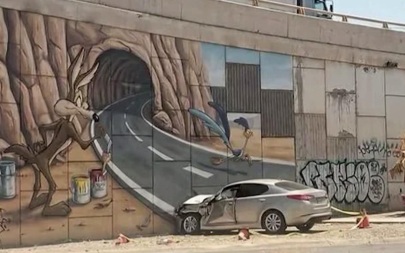 В Мексике попытка проехать через нарисованный тоннель закончилась аварией