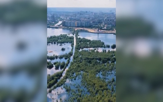 Летний паводок затопил сенокосные угодья и жилые территории в Якутии