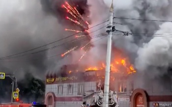 Торговый центр с пиротехникой загорелся ночью в подмосковном Раменском