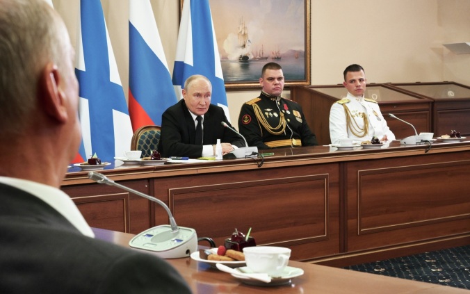 Владимир Путин обсудил роль ВМФ в обеспечении безопасности России с моряками.