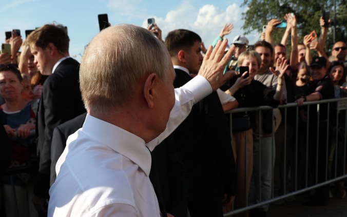 После мероприятий в адмиралтестве Владимир Путин пообщался с жителями Петербурга и туристами