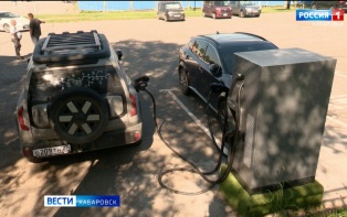 «Эту машину заряжаешь как телефон»: в Хабаровском крае вырос спрос на электромобили