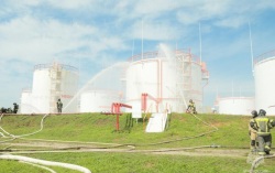 Тушение пожара на нефтебазе отработали пожарные и спасатели в Благовещенске