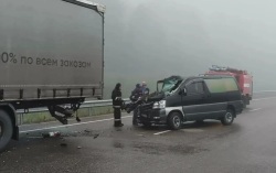 По пути в Благовещенск микроавтобус врезался в грузовик