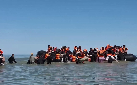 Францию обвинили в помощи нелегалам при переправе в Британию