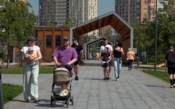 Рекорды жары в Москве, смерчи в Сибири и затяжные ливни на Урале