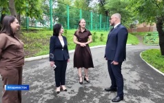Новый сквер появился возле 22-й школы во Владивостоке по программе "Молодежный бюджет"