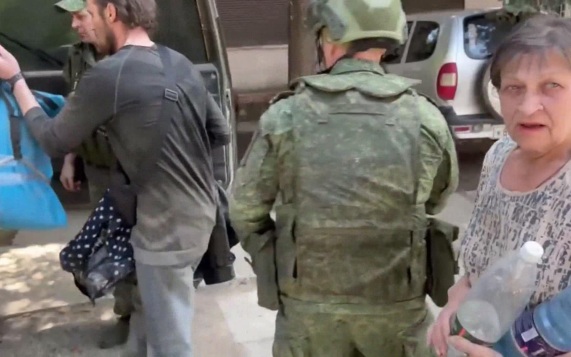 Российские военные эвакуируют жителей Константиновк