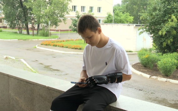 От операционной до баскетбольной площадки: 12-летний благовещенец после взрыва салюта учится жить с протезом