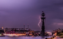 В Москве объявили штормовое предупреждение: на столицу надвигаются грозы, ливни с градом и шквалистый ветер