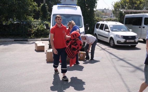 Активисты Красного Креста передали медикам белгородской СМП защитные комплекты