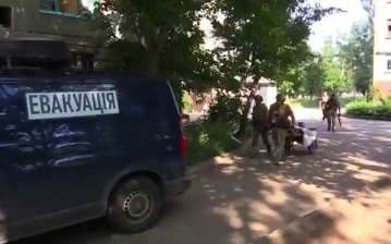 Волонтеры-похитители из "Белых ангелов" силой заставляют мирных жителей покидать свои дома