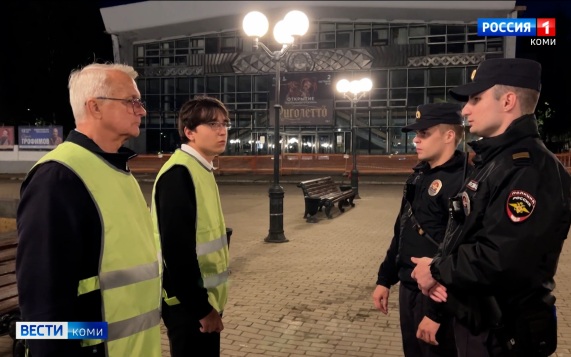Народные дружинники помогают сотрудникам полиции патрулировать Сыктывкар