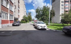 Спор вокруг установки шлагбаума разгорелся в одном из тюменских дворов