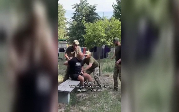 Охота на мужчин и бизнес на справках: детали тотального террора на Украине