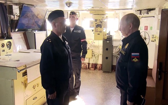 Восточный форпост: Владимир Путин провел на борту крейсера «Варяг» совещание по безопасности границ