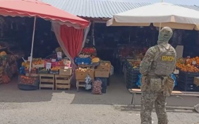 На сочинской ярмарке раскрыта схема продажи суррогатного алкоголя "из-под полы"