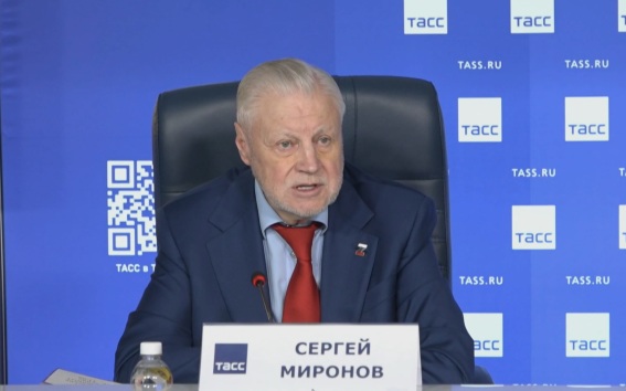 Сергей Миронов предлагает облагать налогом переводы мигрантов за рубеж