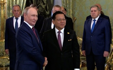 Владимир Путин проводит переговоры с президентом Мьянмы в Зеленой гостиной Большого Кремлевского дворца