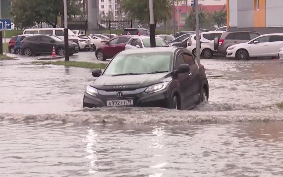 В Хабаровске ликвидируют последствия мощного ливня, затопившего улицы и автомобили