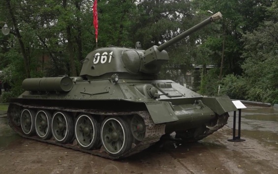 Легендарный танк Т-34 стал главной звездой исторической постановки на юбилее 61-го бронетанкового завода