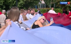 Триколор объединил тамбовчан: в Парке Победы провели акцию «Флаг моей страны»