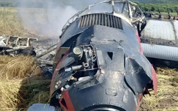 На Сахалине Ан-3 с горящим двигателем совершил жесткую посадку в поле