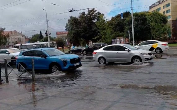 В Петербурге ожидается повторный рекорд осадков, а на юге — пик жары и пожаров