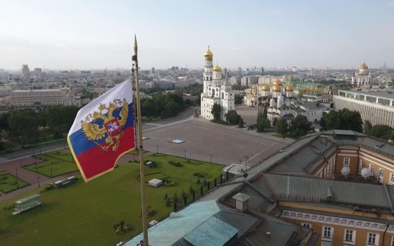 Под единым флагом. Как возник российский триколор и когда он стал государственным символом?