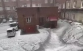 На Юге Сибири устраняют последствия сильного дождя с градом